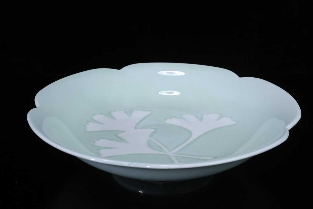 【珍品堂】1円から V68-V04 人間国宝 井上萬二 有田焼 青白虚公孫樹文 在銘 青白磁 銀杏彫文 菓子鉢 皿 共箱 鉢 高5.5㎝ 時代物 骨董品 古_画像6