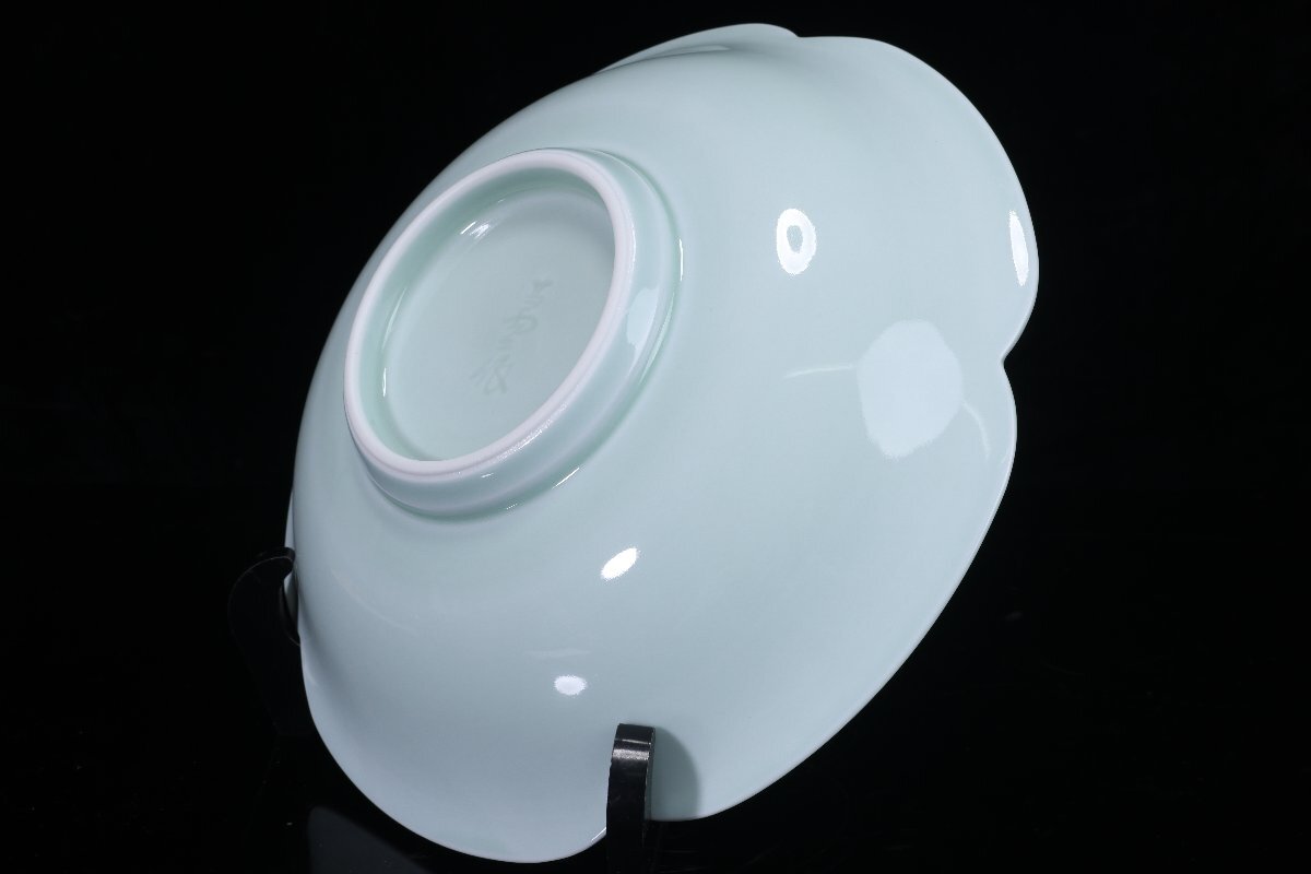 【珍品堂】1円から V68-V04 人間国宝 井上萬二 有田焼 青白虚公孫樹文 在銘 青白磁 銀杏彫文 菓子鉢 皿 共箱 鉢 高5.5㎝ 時代物 骨董品 古_画像8