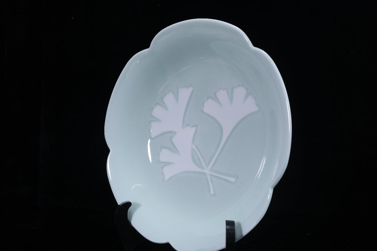 【珍品堂】1円から V68-V04 人間国宝 井上萬二 有田焼 青白虚公孫樹文 在銘 青白磁 銀杏彫文 菓子鉢 皿 共箱 鉢 高5.5㎝ 時代物 骨董品 古_画像5