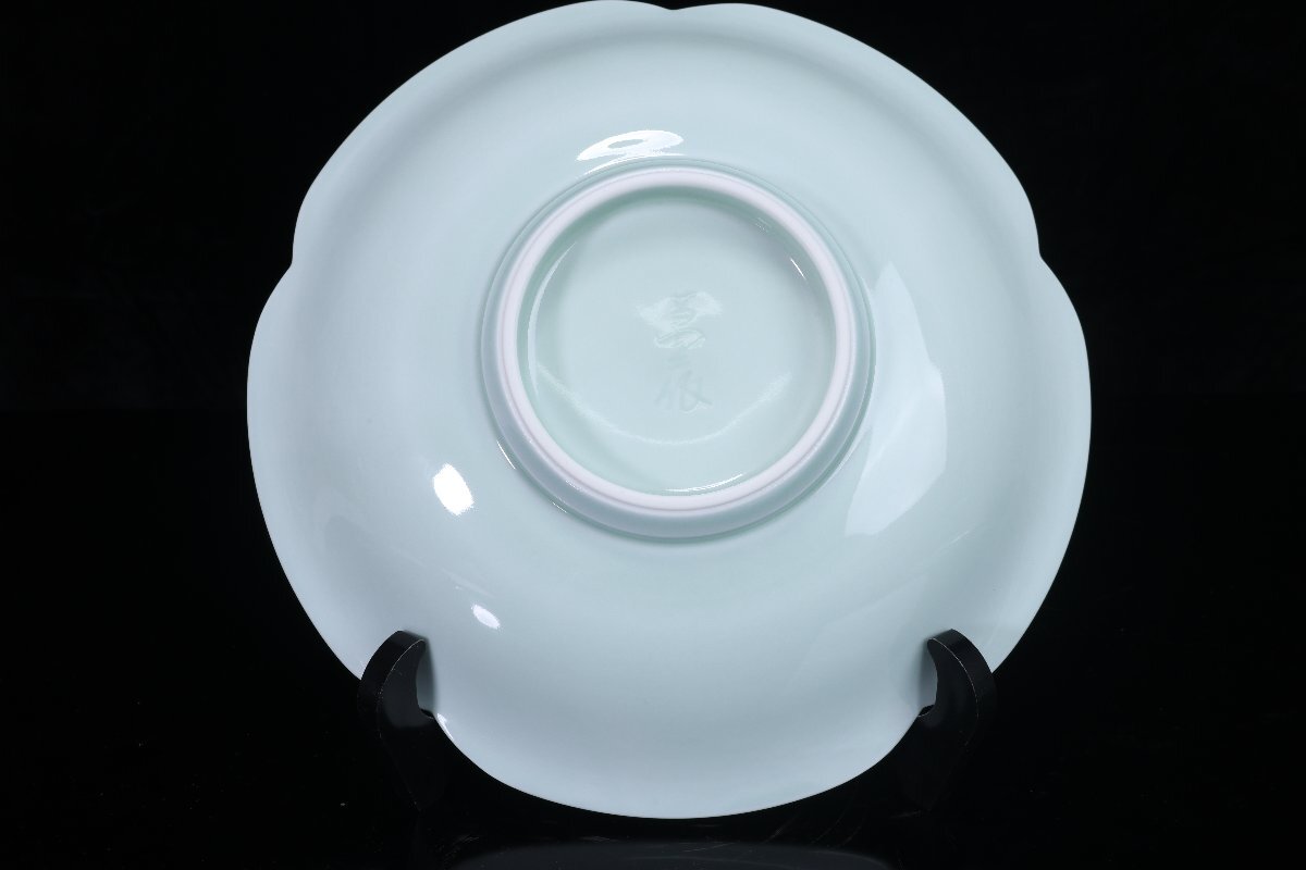 【珍品堂】1円から V68-V04 人間国宝 井上萬二 有田焼 青白虚公孫樹文 在銘 青白磁 銀杏彫文 菓子鉢 皿 共箱 鉢 高5.5㎝ 時代物 骨董品 古_画像7