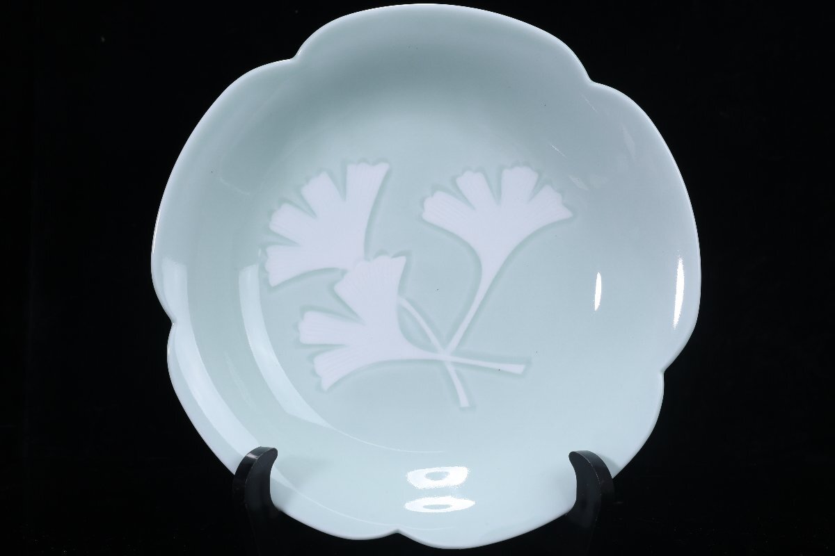 【珍品堂】1円から V68-V04 人間国宝 井上萬二 有田焼 青白虚公孫樹文 在銘 青白磁 銀杏彫文 菓子鉢 皿 共箱 鉢 高5.5㎝ 時代物 骨董品 古_画像3