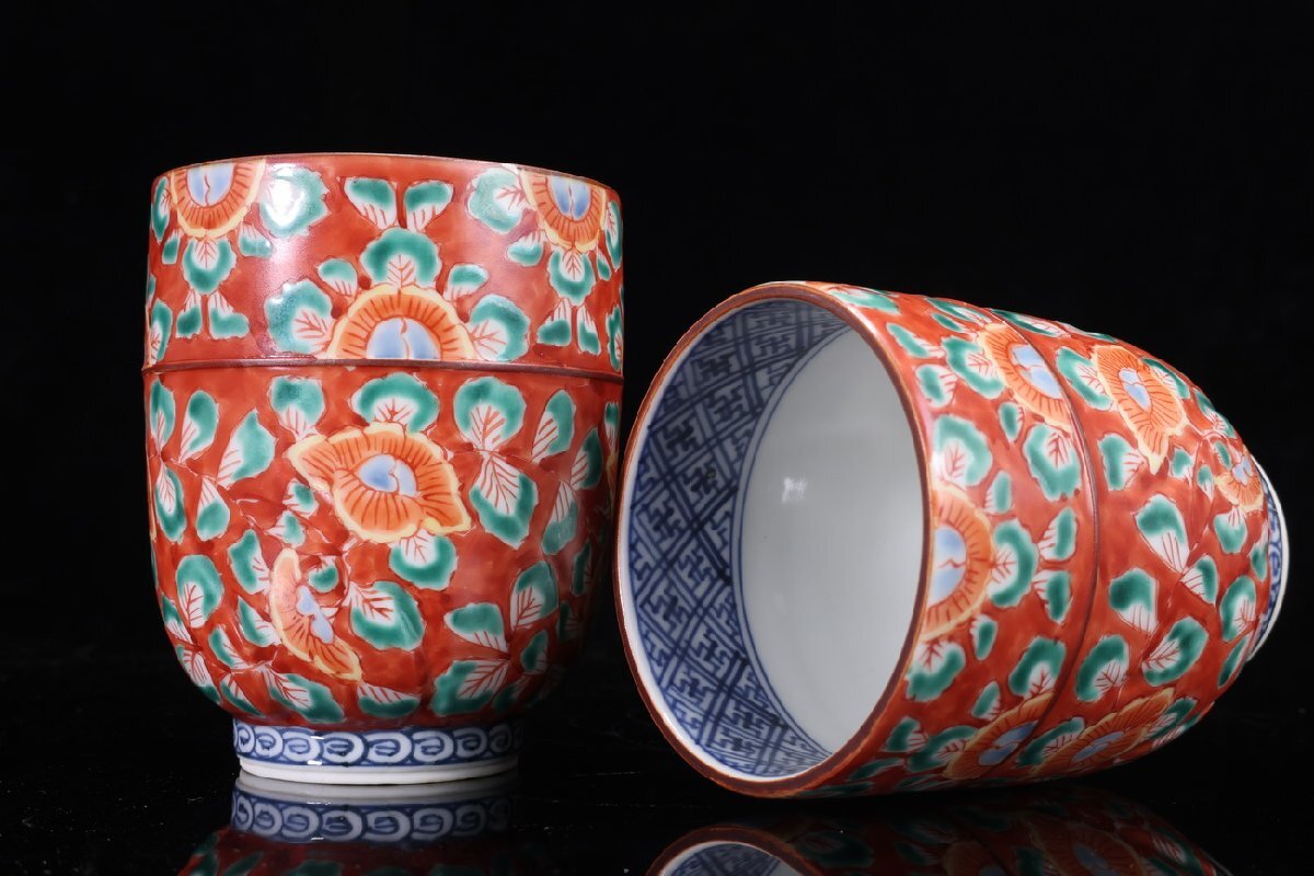 【珍品堂】1円から P94-V04 京焼 清水焼 壹楽窯 山本壹楽 造 在銘 赤濃牡丹 唐草湯呑 2客 染付 共箱 煎茶道具 茶碗 和食器 木箱 時代物_画像5