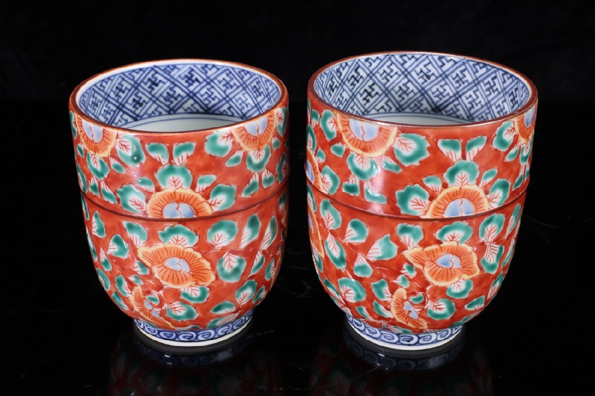 【珍品堂】1円から P94-V04 京焼 清水焼 壹楽窯 山本壹楽 造 在銘 赤濃牡丹 唐草湯呑 2客 染付 共箱 煎茶道具 茶碗 和食器 木箱 時代物_画像4