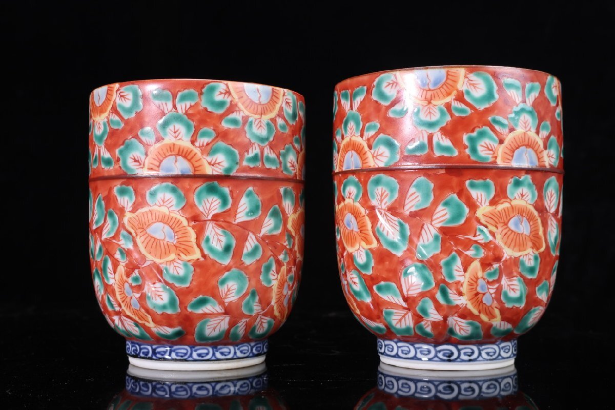 【珍品堂】1円から P94-V04 京焼 清水焼 壹楽窯 山本壹楽 造 在銘 赤濃牡丹 唐草湯呑 2客 染付 共箱 煎茶道具 茶碗 和食器 木箱 時代物_画像3