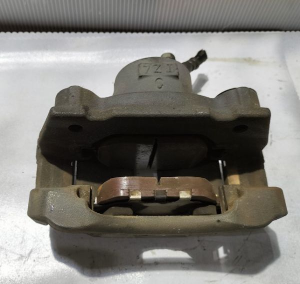 ★　　トヨタ　マークX　GRS120　左前キャリパー　47750-30520　沖縄と離島出荷不可　西濃運輸便　　★　純正中古部品　　自管理5ta377_画像3