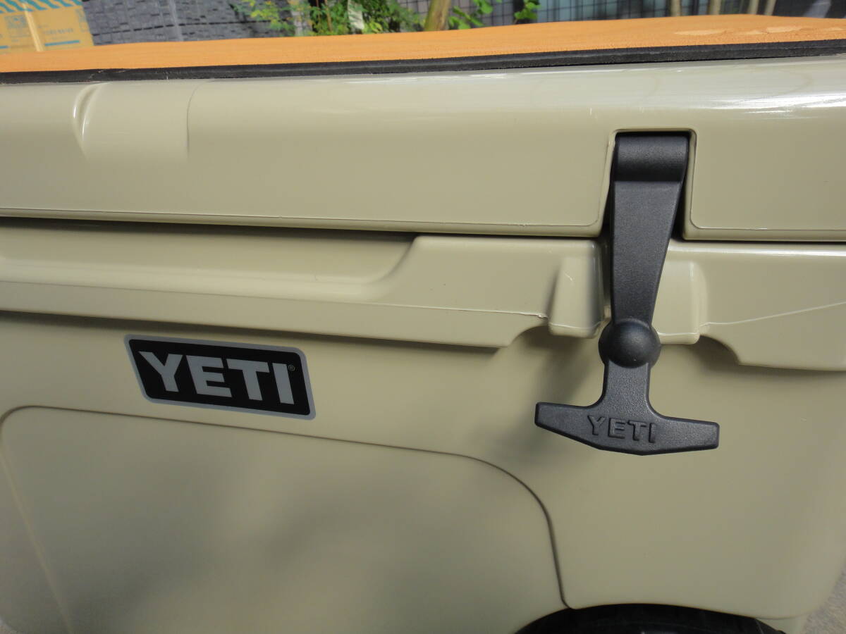 正規購入品　YETI　イエティ　タンドラホール　クーラーボックス　タン　マット付き　美品_画像3