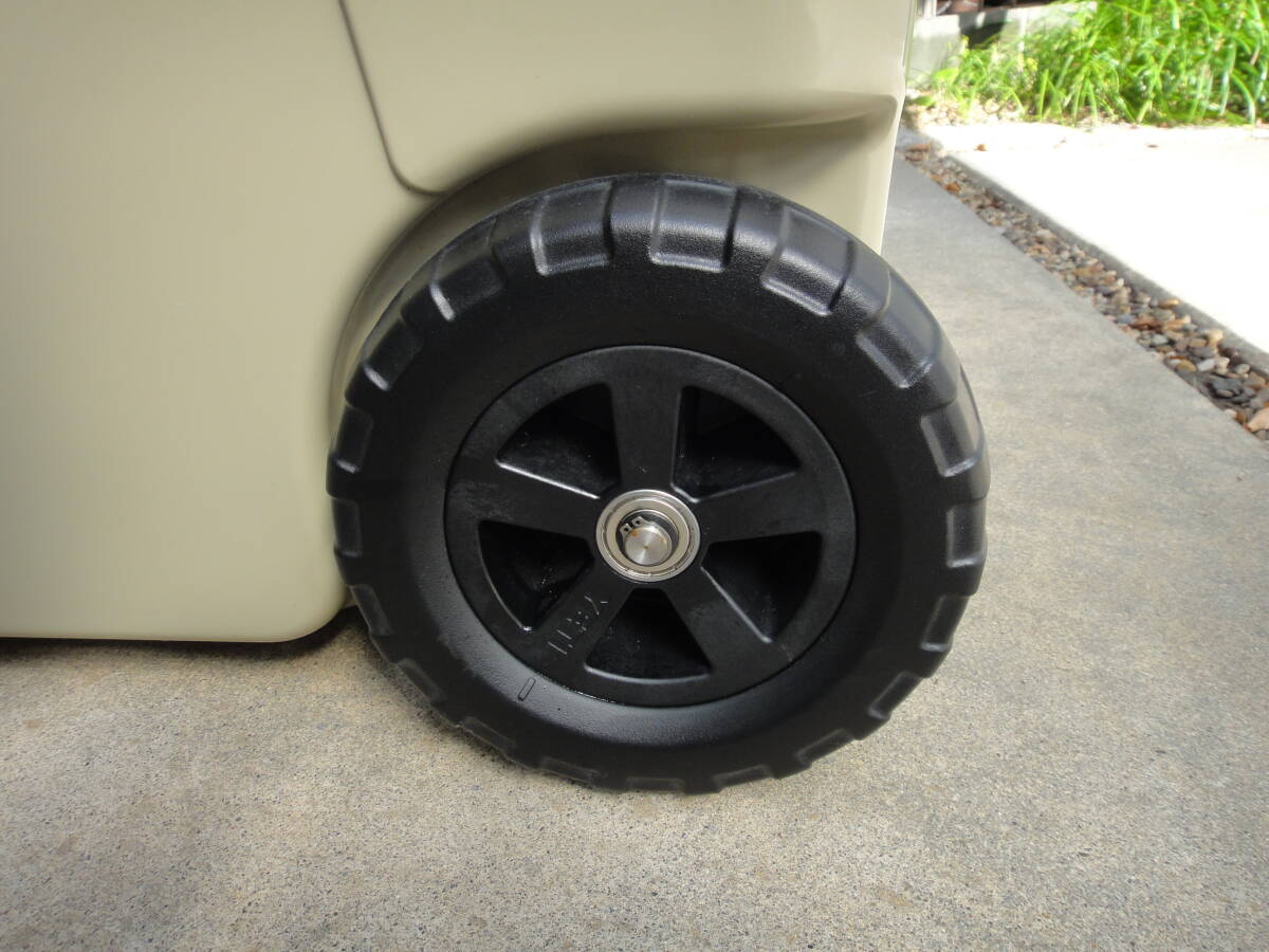 正規購入品　YETI　イエティ　タンドラホール　クーラーボックス　タン　マット付き　美品_画像4