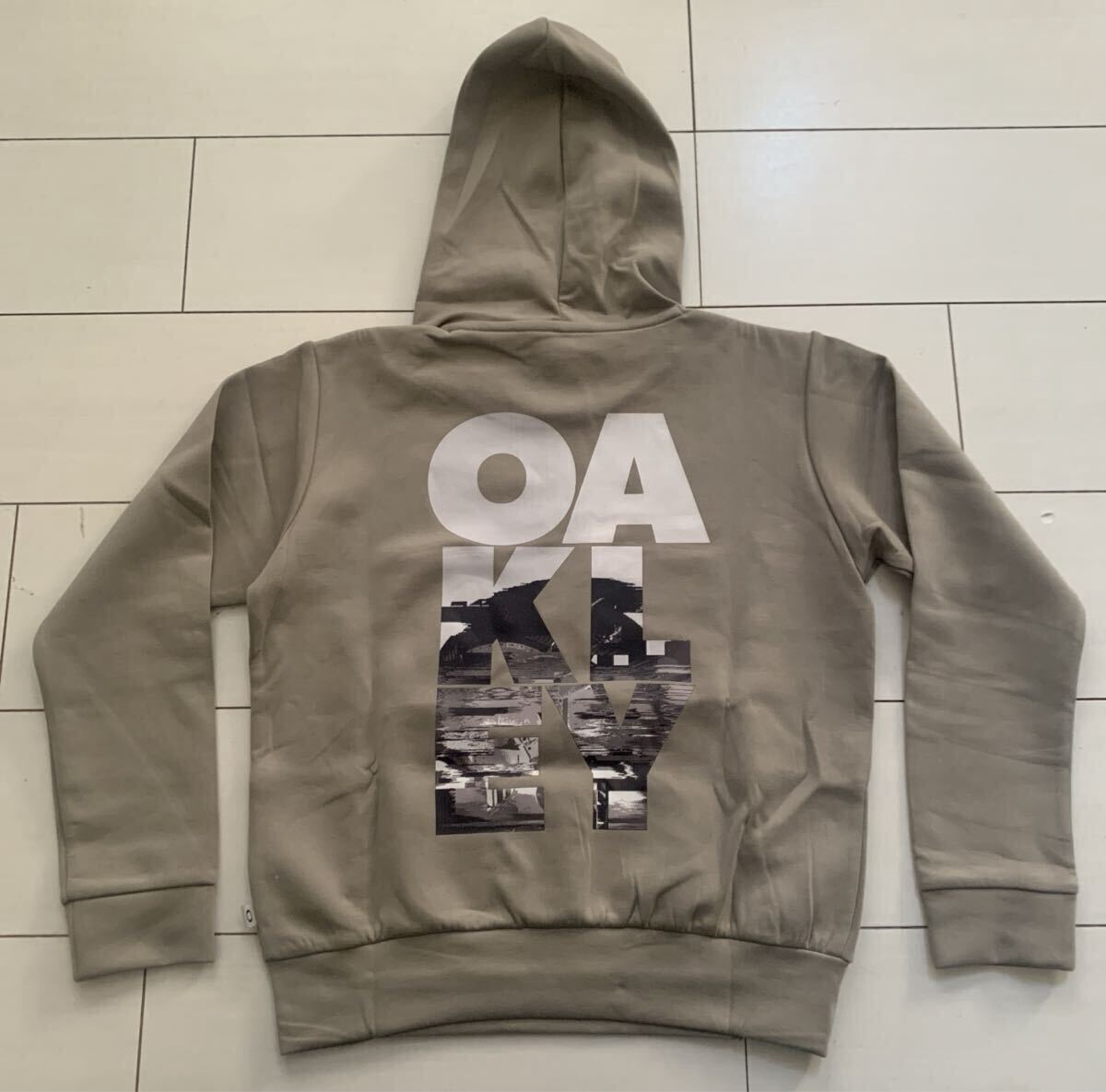 新品￥5,830オークリーOAKLEY☆DRY UVフーディー【１４０】☆_画像1