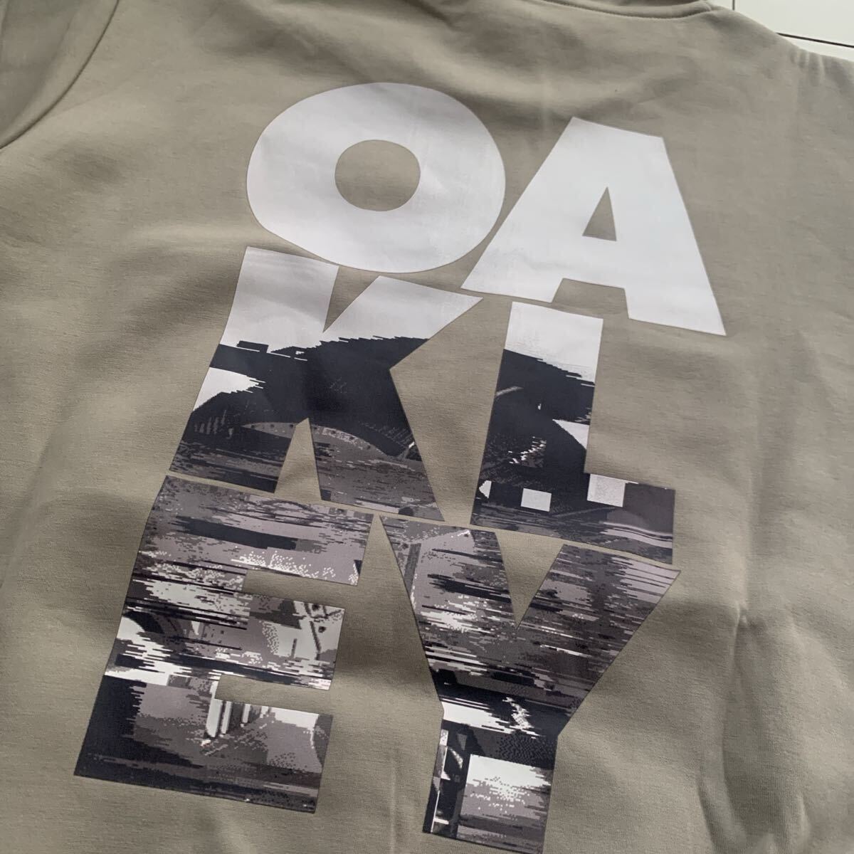 新品￥5,830オークリーOAKLEY☆DRY UVフーディー【１４０】☆_画像2