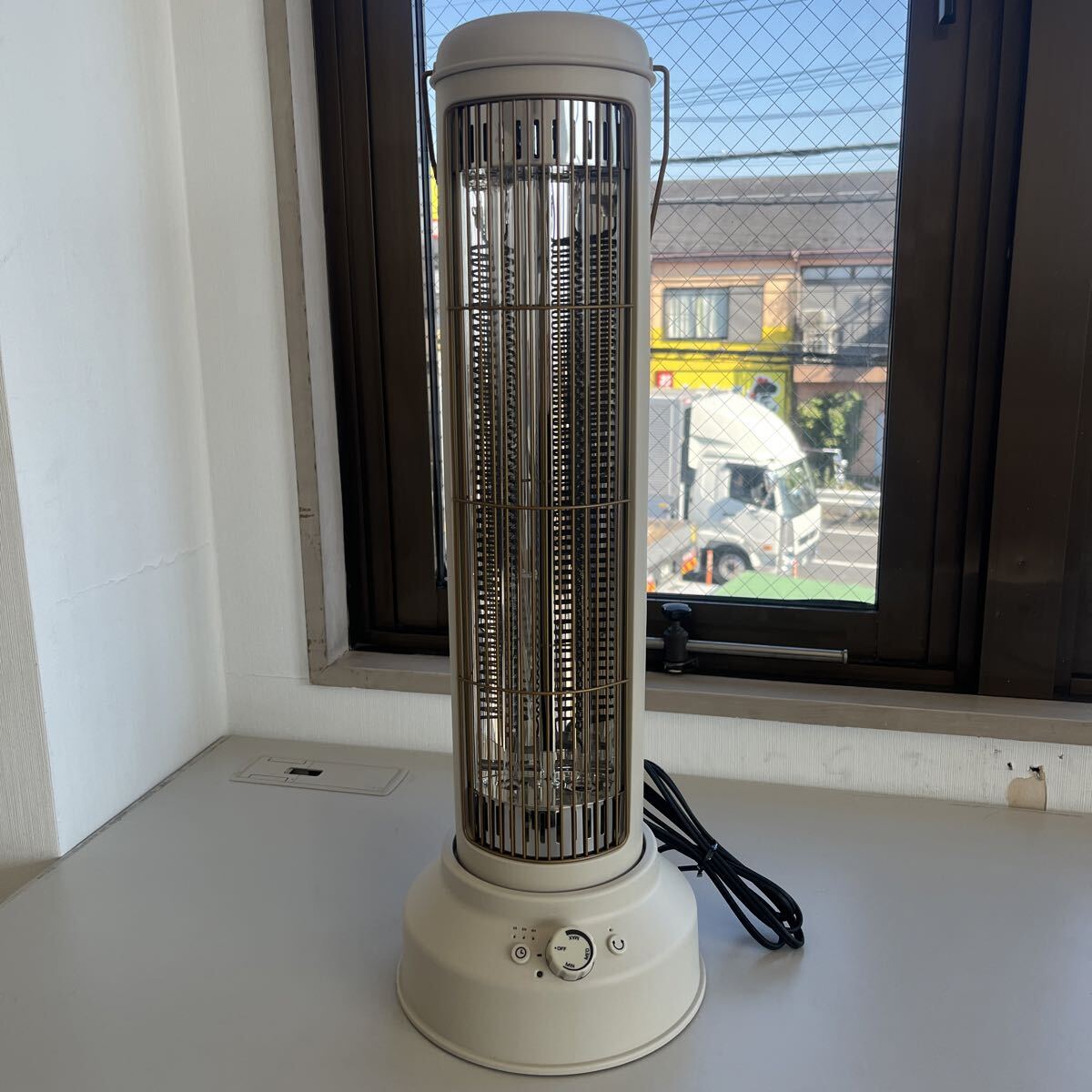 BRUNO ブルーノ カーボンヒーター 電気ヒーター タワー型 スリム 無段階調節 500W～1000W 首振り 強弱切替 静音 速暖 タイマー ジャンク_画像4