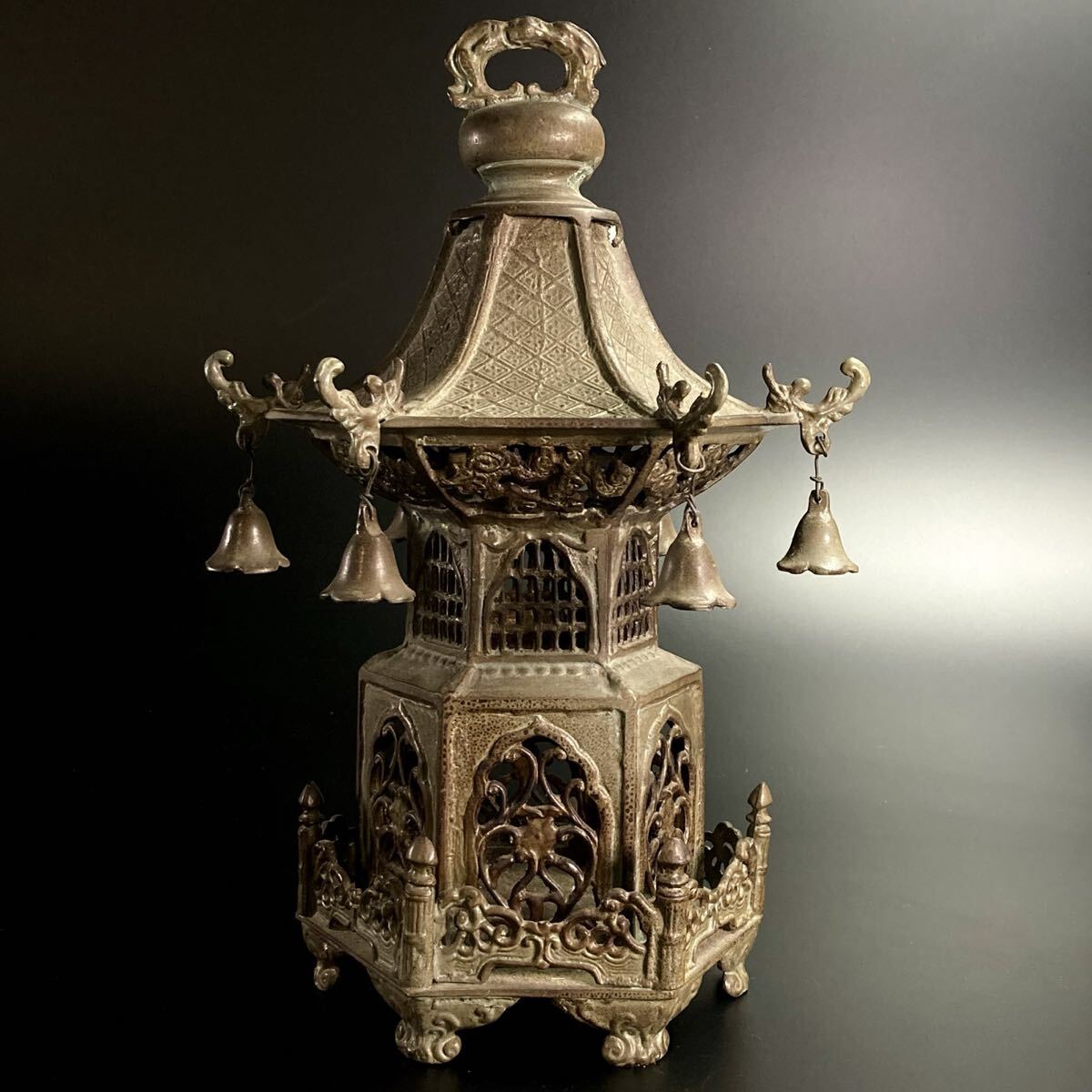 壷々● 時代 銅製 唐草六角吊灯篭 38cm 4012g 灯篭 灯火器 行燈 唐物 骨董 [C190]しま_画像1