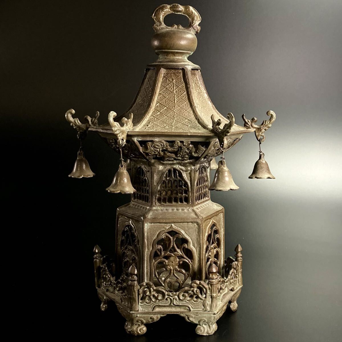 壷々● 時代 銅製 唐草六角吊灯篭 38cm 4012g 灯篭 灯火器 行燈 唐物 骨董 [C190]しま_画像2