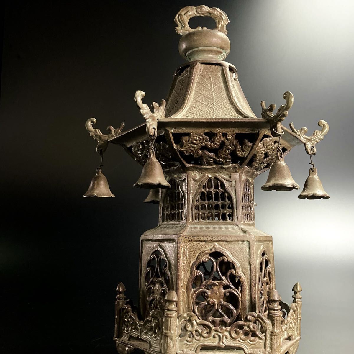 壷々● 時代 銅製 唐草六角吊灯篭 38cm 4012g 灯篭 灯火器 行燈 唐物 骨董 [C190]しま_画像3