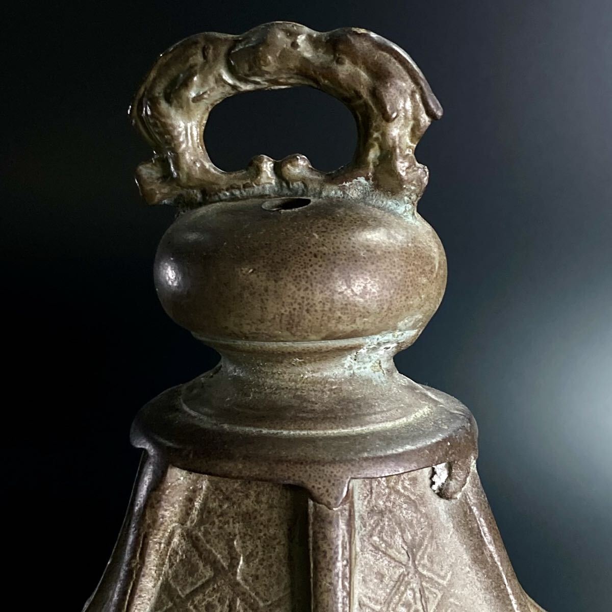 壷々● 時代 銅製 唐草六角吊灯篭 38cm 4012g 灯篭 灯火器 行燈 唐物 骨董 [C190]しま_画像5