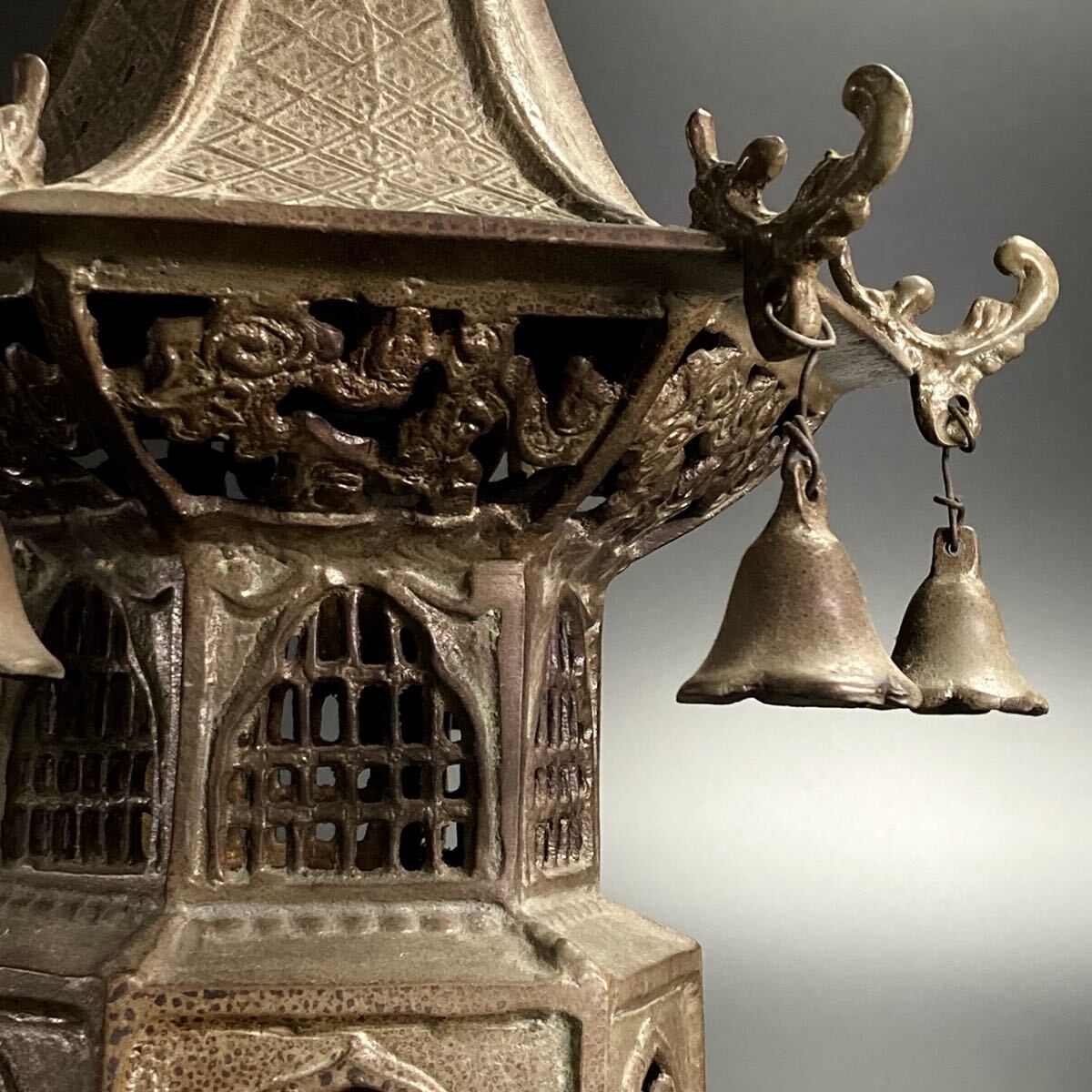 壷々● 時代 銅製 唐草六角吊灯篭 38cm 4012g 灯篭 灯火器 行燈 唐物 骨董 [C190]しま_画像6