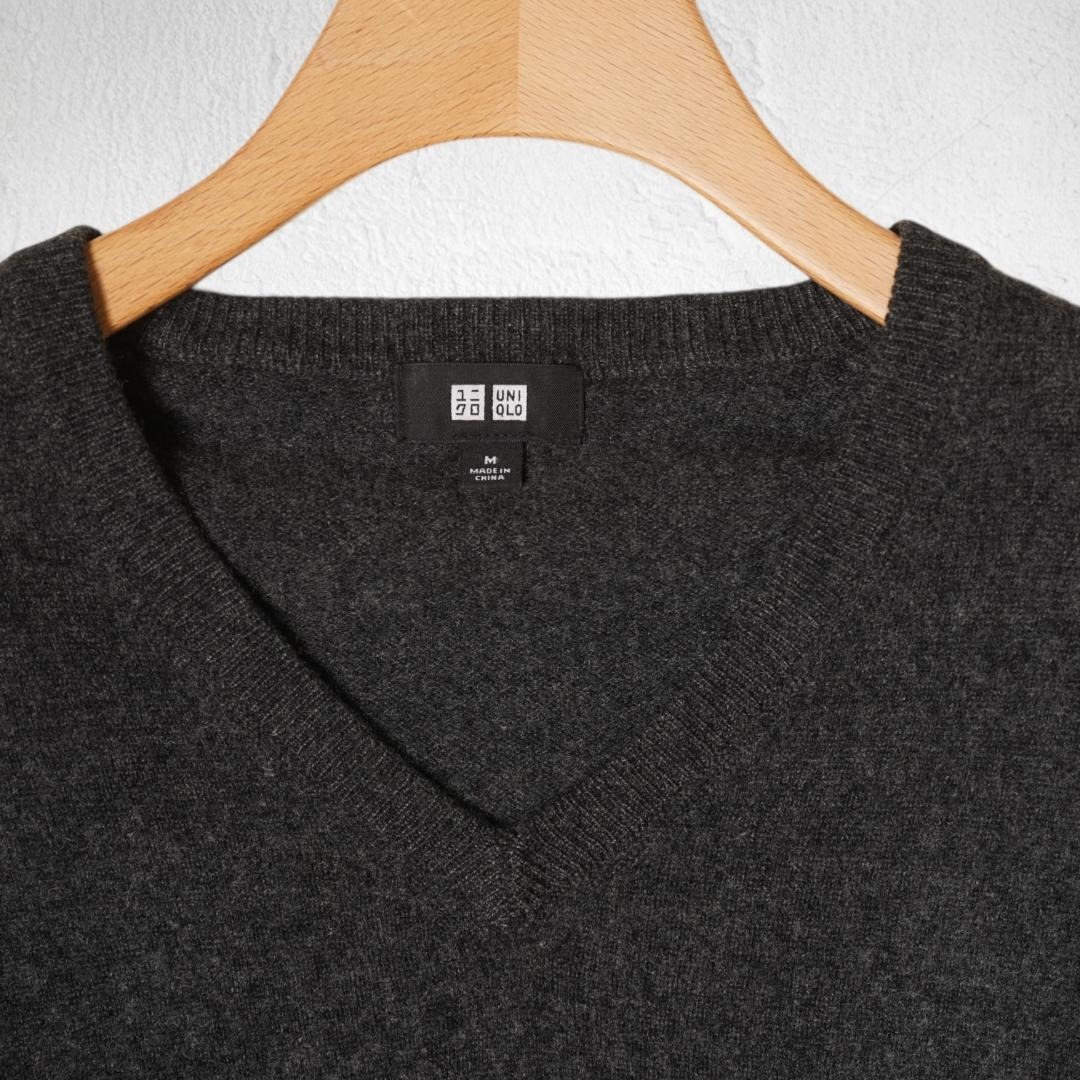 YJ133ね@ 1スタ UNIQLO メンズ 上品 おしゃれ カシミヤ 100% Vネックニットセーター M グレー 秋冬 メンズ_画像6