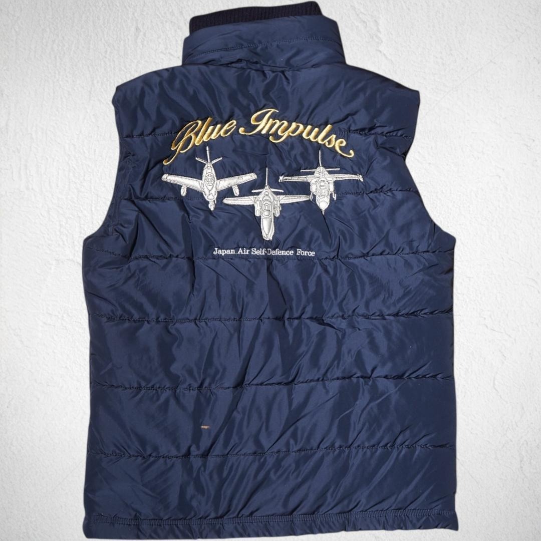J16さ＠ 1スタ Blue Impulse メンズ おしゃれ ロゴ刺繍入り中綿ベスト M ネイビー 秋冬 ブルーインパルス　自衛隊 航空自衛隊_画像1