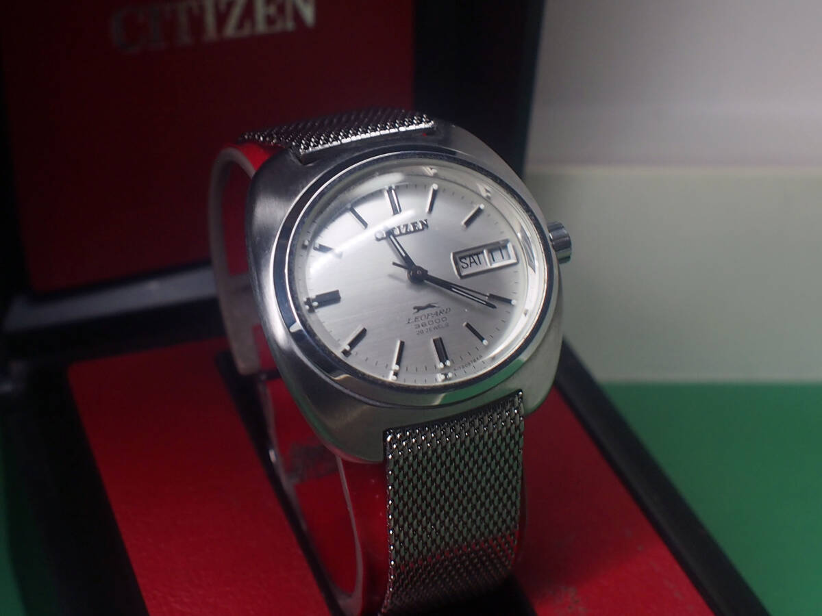 美品 CITIZEN LEOPARD(レオパール) 横楕円クリスタル 10振動 28石 ウィークデーター グレー 横ヘアライン 自動巻 純正ブレス 稼働品_画像9