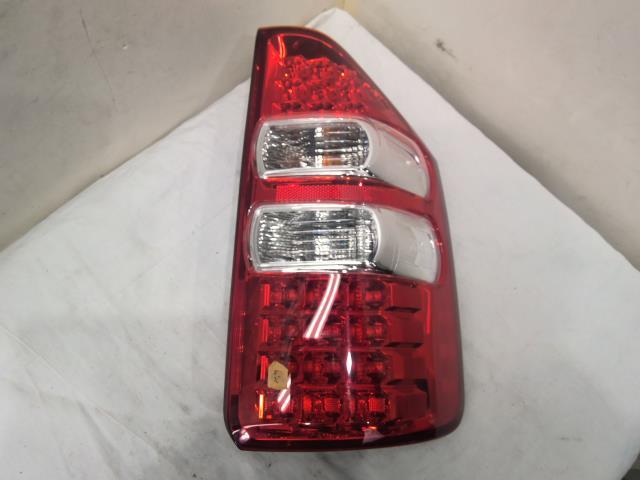 ノア DBA-ZRR70W 右テールランプ SI 1G3 81551-28582_画像1
