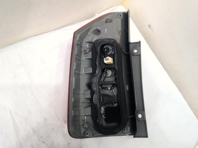 ノア DBA-ZRR70W 右テールランプ SI 1G3 81551-28582_画像2