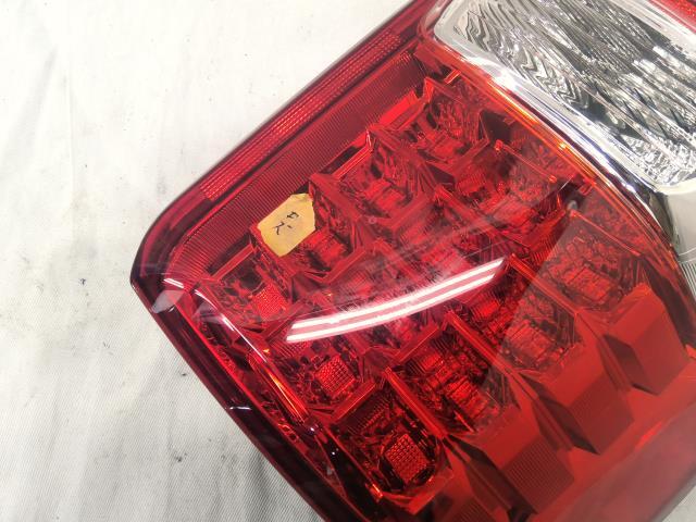 ノア DBA-ZRR70W 右テールランプ SI 1G3 81551-28582_画像3