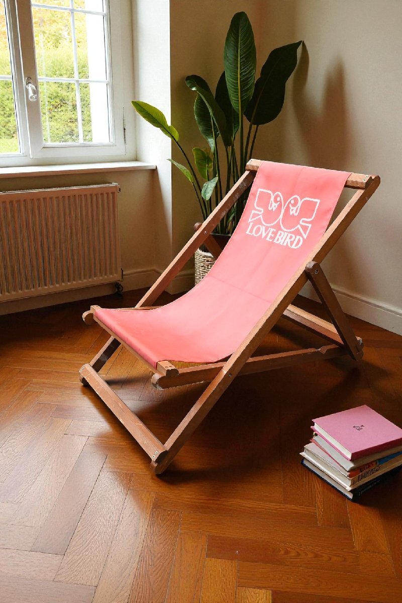 ○LOVE BIRD　2羽の小鳥柄　赤いナイロン張りの折りたたみ椅子　デッキチェアー　アウトドア　ヴィンテージ　古道具のgplus広島 2511i_画像1