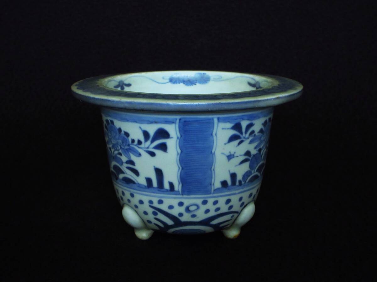  маленькая миска старый Imari белый фарфор с синим рисунком окно . старый плата растения документ вне . кошка пара круг горшок орхидея горшок бонсай горшок цветочный горшок поддон контейнер 