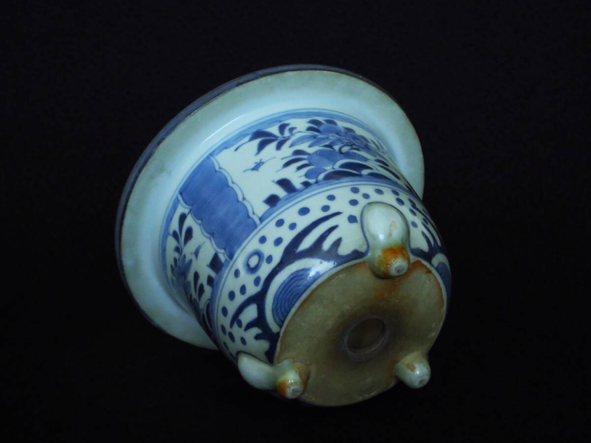  маленькая миска старый Imari белый фарфор с синим рисунком окно . старый плата растения документ вне . кошка пара круг горшок орхидея горшок бонсай горшок цветочный горшок поддон контейнер 