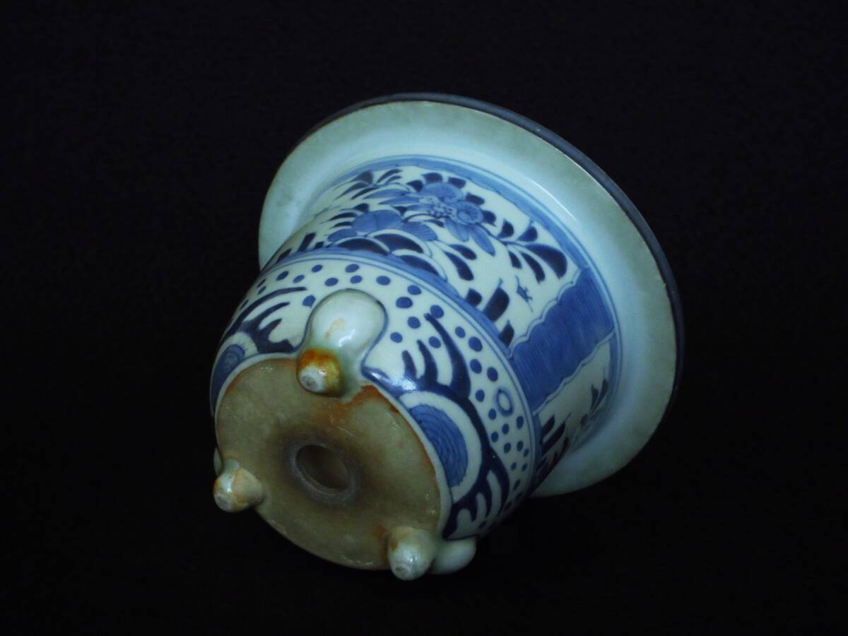  маленькая миска старый Imari белый фарфор с синим рисунком окно . старый плата растения документ вне . кошка пара круг горшок орхидея горшок бонсай горшок цветочный горшок поддон контейнер 