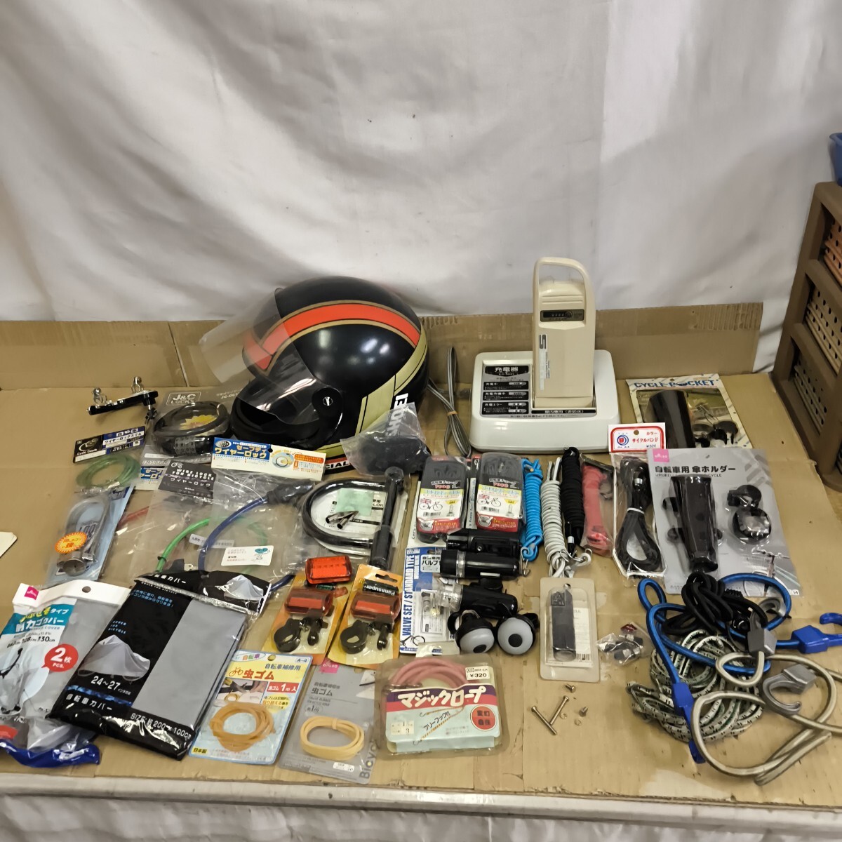 ◎【自転車用品他 まとめ売り】中古品 ジャンク品 状態込み 充電器 バイク SHOEI ヘルメット サイクルバンド パーツ取り 色々 284-63_画像1