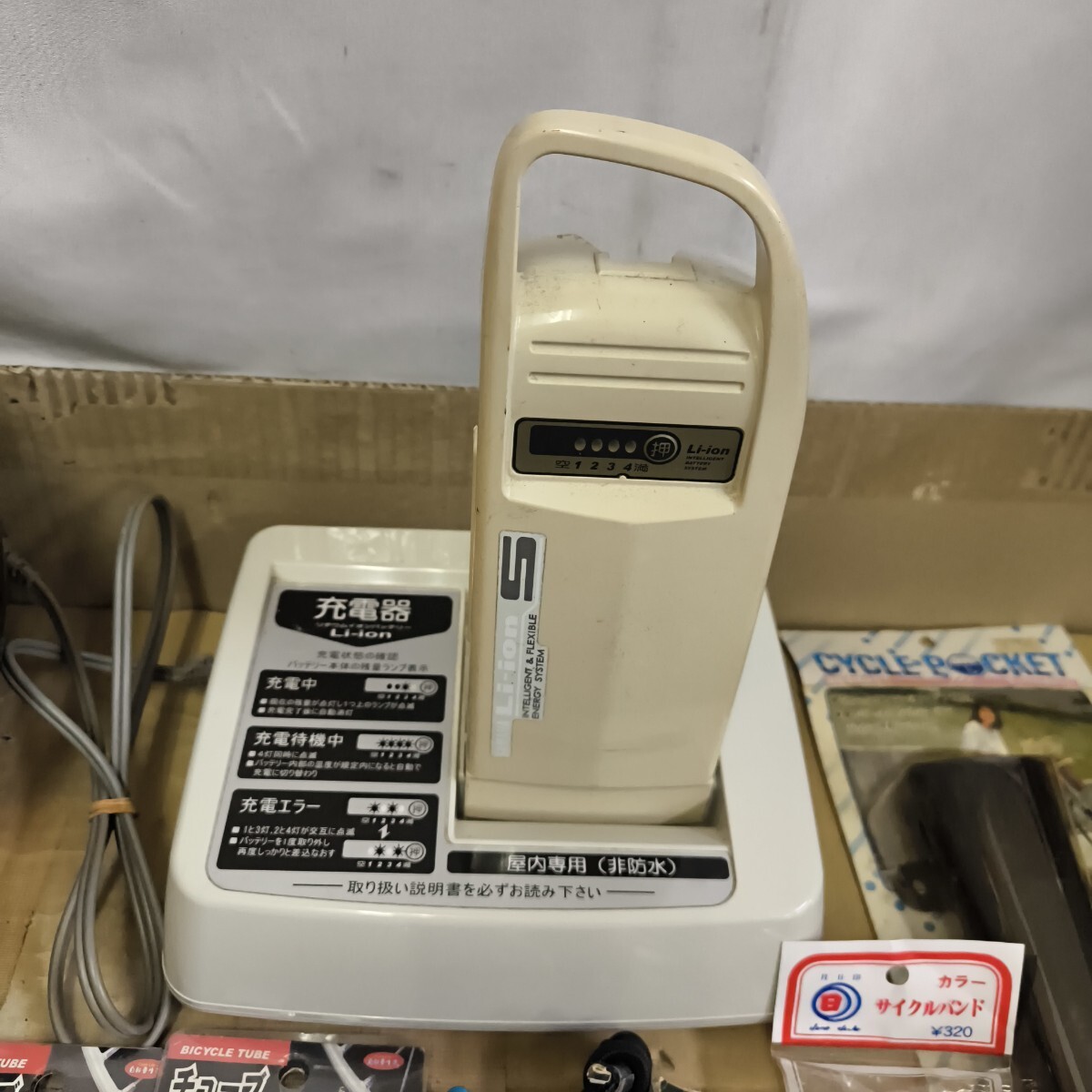 ◎【自転車用品他 まとめ売り】中古品 ジャンク品 状態込み 充電器 バイク SHOEI ヘルメット サイクルバンド パーツ取り 色々 284-63_画像2