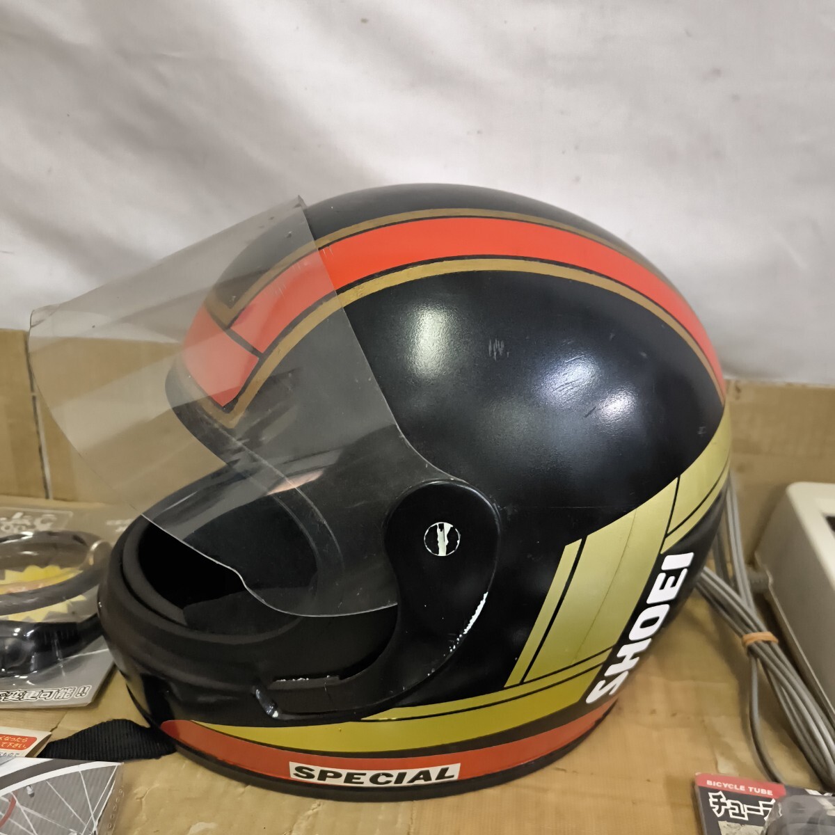 ◎【自転車用品他 まとめ売り】中古品 ジャンク品 状態込み 充電器 バイク SHOEI ヘルメット サイクルバンド パーツ取り 色々 284-63_画像3