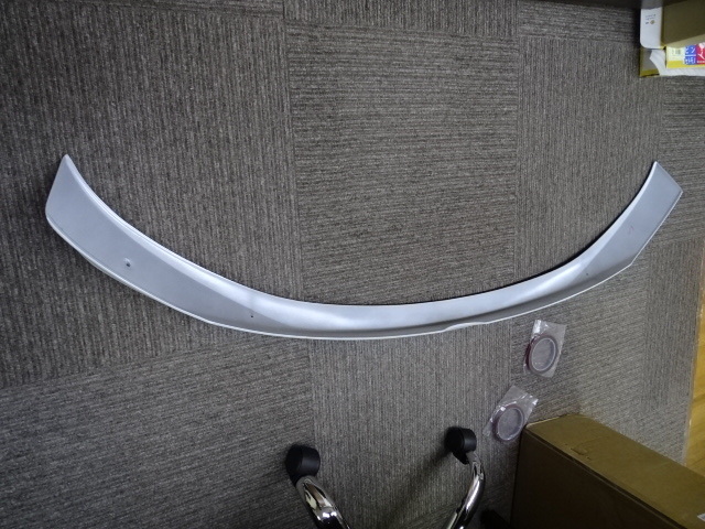 商品製造工場紹介動画付 未使用 レヴォーグ VM4 VMG ウエスト スポイラー ゲートスポイラー ミドル クリスタルホワイト パール K1X 塗装 _画像4