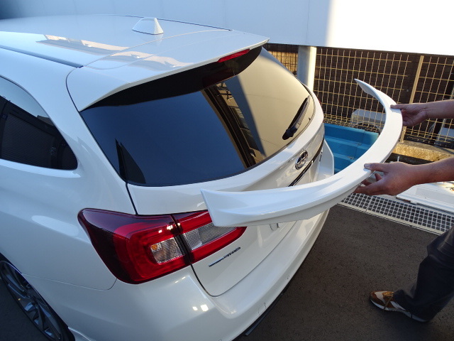 商品製造工場紹介動画付 未使用 レヴォーグ VM4 VMG ウエスト スポイラー ゲートスポイラー ミドル クリスタルホワイト パール K1X 塗装 _画像5