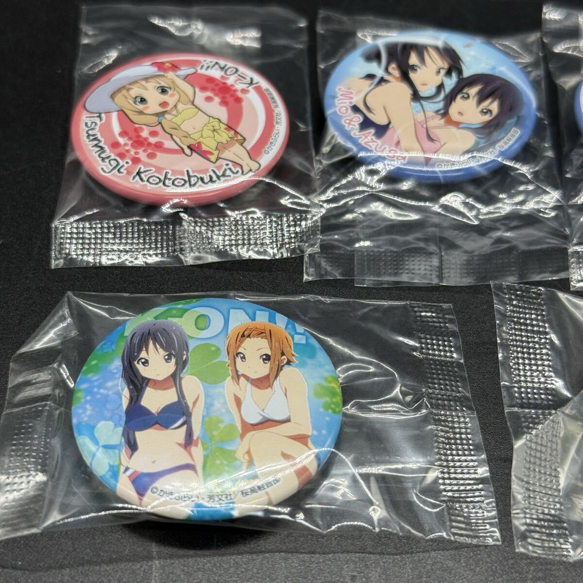 【送料無料】けいおん! ラムネ 缶バッジ (K-ON! キャラクターグッズ 缶バッチ 水着 食玩 平沢 唯 秋山 澪_画像2