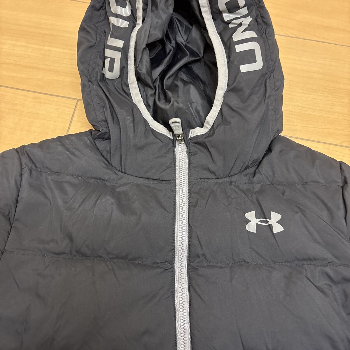 黒 ジャケット ジュニア ブラック アンダーアーマー ブルゾン キッズ UNDER ARMOUR Mサイズ_画像2