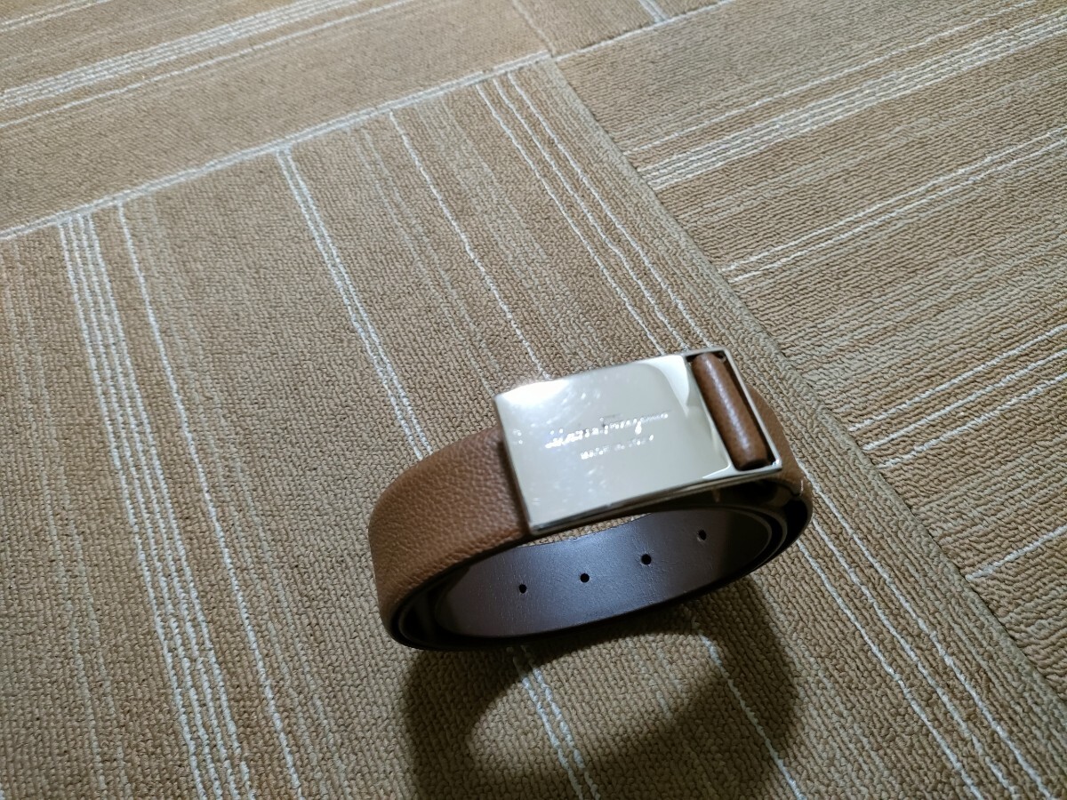  прекрасный товар Италия производства Salvatore * Ferragamo (Salvatore Ferragamo) кожаный ремень натуральная кожа металлические принадлежности : серебряный таблица : чай 