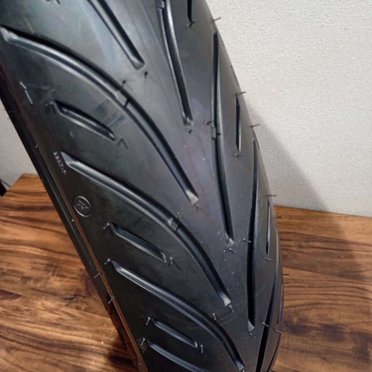 新品未使用品☆ミシュラン☆ROAD CLASSIC☆110/90B18☆チューブレス☆フロントタイヤ☆MICHELIN☆ロードクラシック☆_画像6