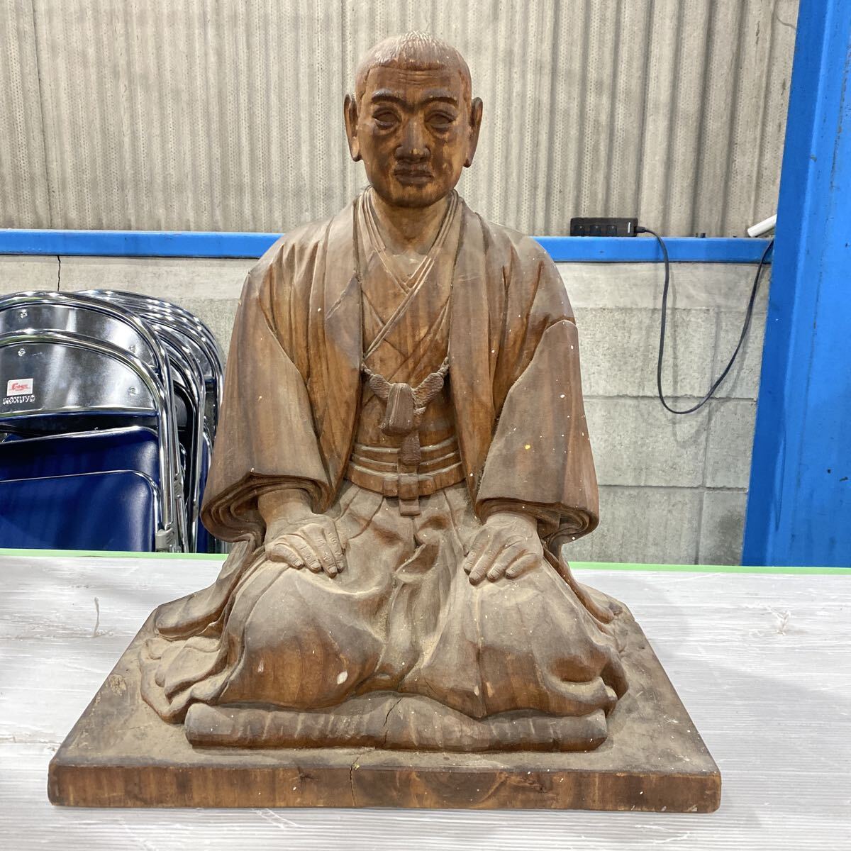 旧家整理品　時代　木彫　置物　人物像　オブジェ　詳細不明　骨董品　古美術品　木製　細密彫刻　奥行36cm 高さ48cm 横43.5cm【1113】_画像1