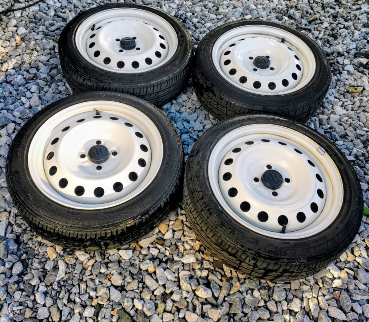 【美品】【ガリ傷無し】PCD100 15吋 6J IN+45 ホワイト鉄チンホイール DUNLOP ダンロップ 165/55R15 4本セット 軽自動車 引っ張りタイヤ_画像1
