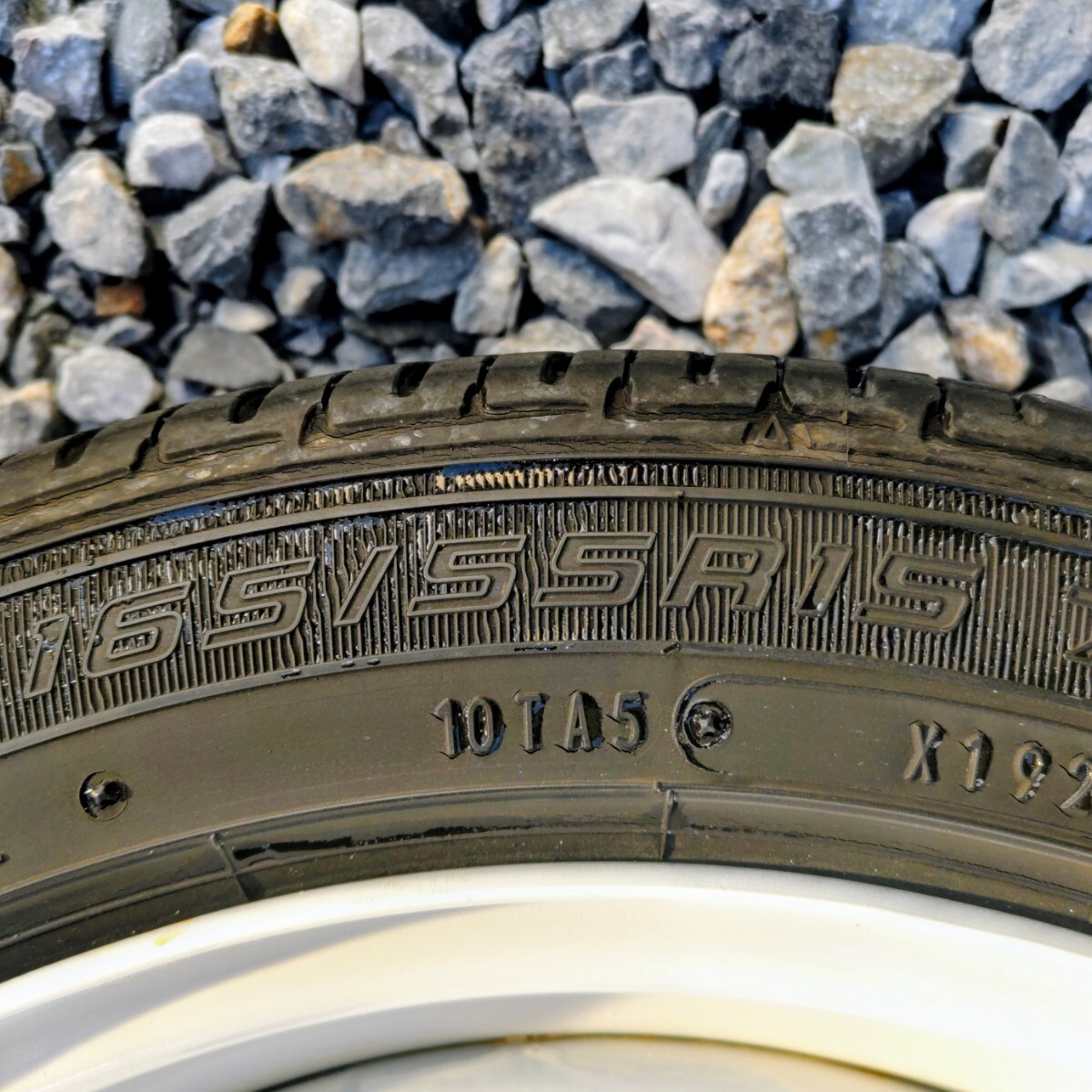 【美品】【ガリ傷無し】PCD100 15吋 6J IN+45 ホワイト鉄チンホイール DUNLOP ダンロップ 165/55R15 4本セット 軽自動車 引っ張りタイヤ_画像9