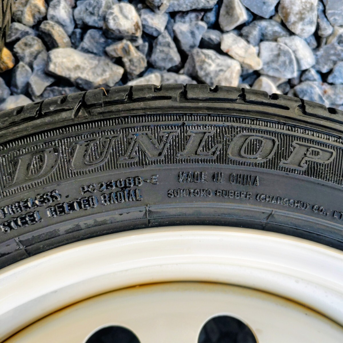 【美品】【ガリ傷無し】PCD100 15吋 6J IN+45 ホワイト鉄チンホイール DUNLOP ダンロップ 165/55R15 4本セット 軽自動車 引っ張りタイヤ_画像10