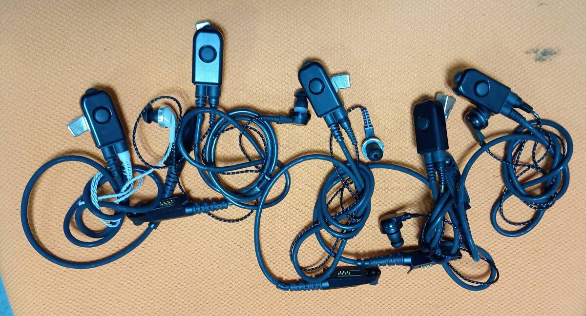 中古　簡易無線免許局動作確認済モトローラ製GDB-4800 2台　GDB-3500 3台　5W 65cH　EK313-ME101-50写真のすべて。_画像3