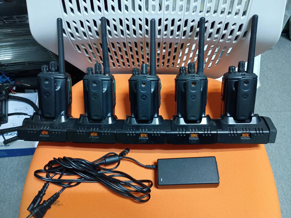 中古　簡易無線免許局動作確認済モトローラ製GDB-4800 2台　GDB-3500 3台　5W 65cH　EK313-ME101-50写真のすべて。_画像2