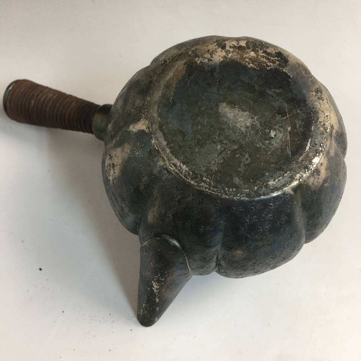BNY3/93 金属工芸 銀瓶 重さ152g 急須 煎茶道具 湯沸 茶道具 茶器 水注 茶器 横手急須 工芸品 和食器 骨董 古美術 ※材質不明_画像7