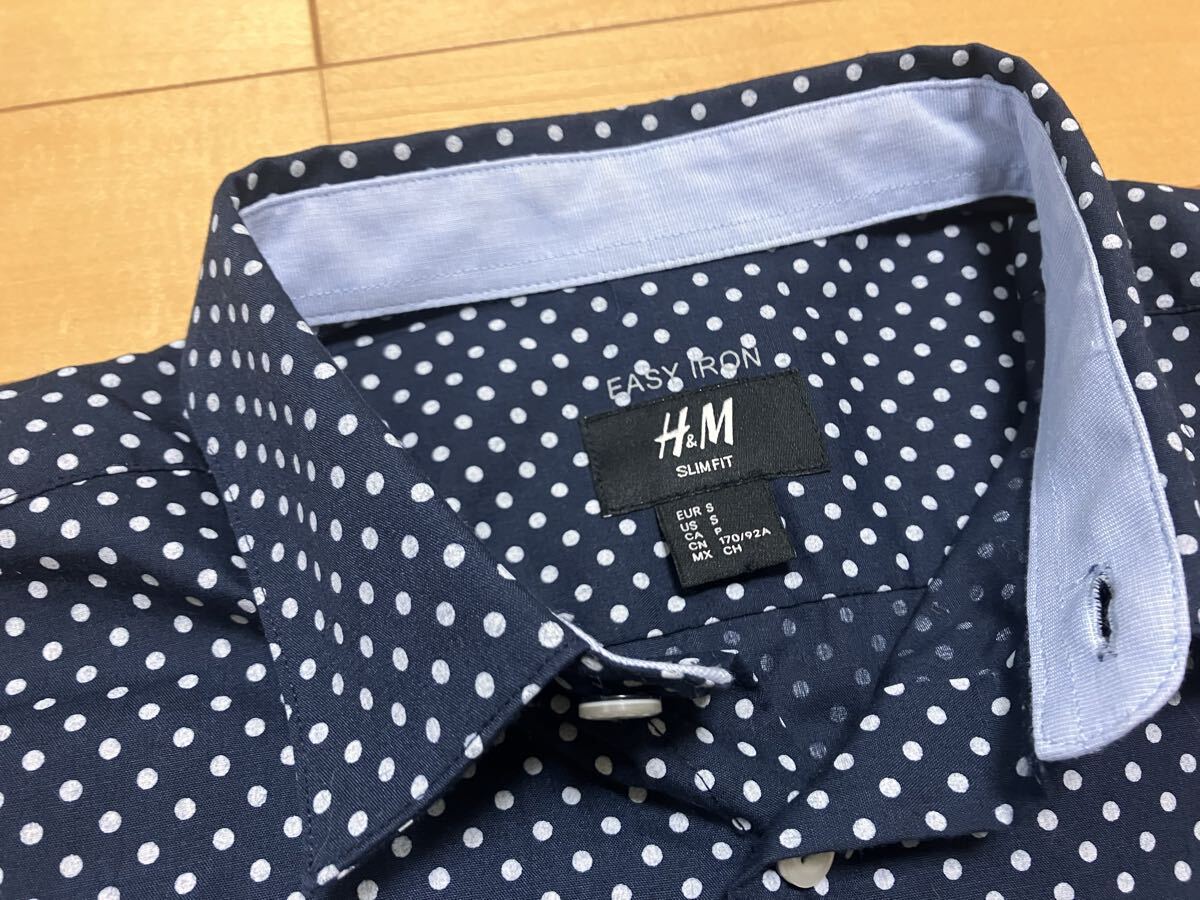 H&M スリムフィット イージーアイロンシャツ 長袖シャツ 長袖 S〜M 紺色 ドット柄_画像3