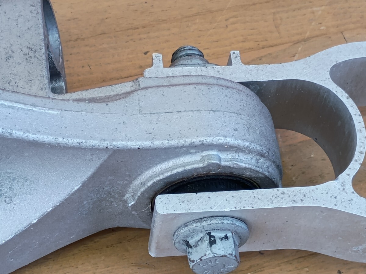 27年 ボルボV40 DBA-MB4154T エンジン下エンジンマウントブラケット（アーム）走行2.9万キロ_画像5