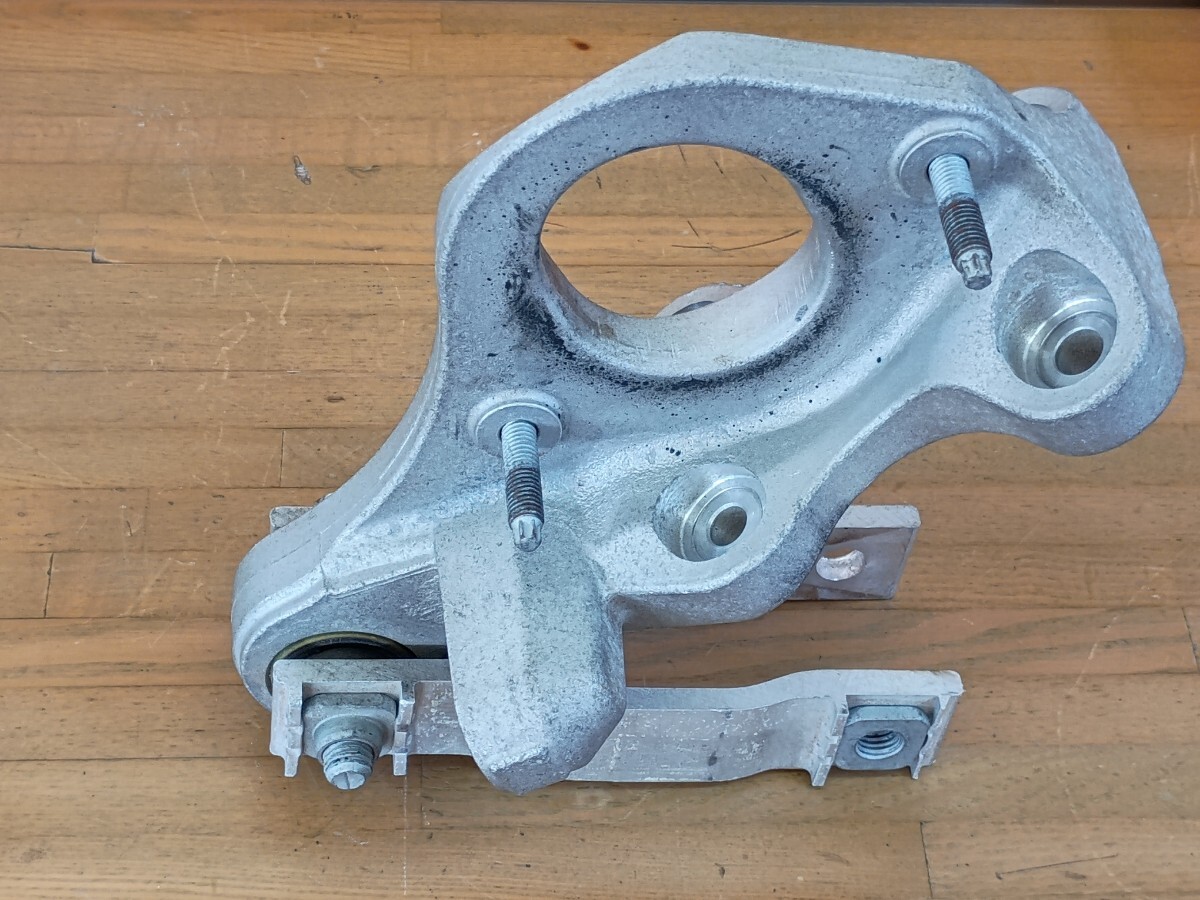 27年 ボルボV40 DBA-MB4154T エンジン下エンジンマウントブラケット（アーム）走行2.9万キロ_画像8