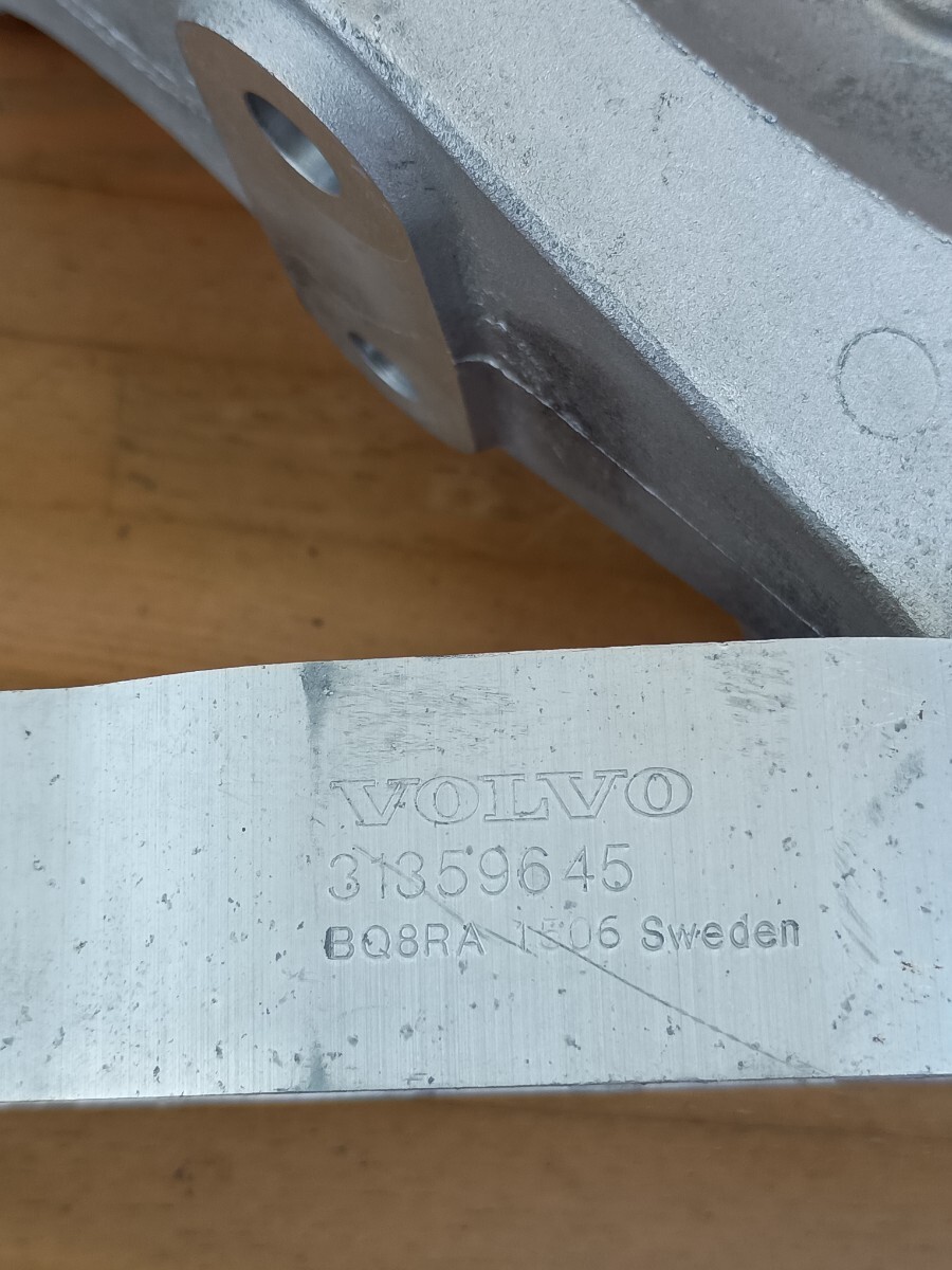 27年 ボルボV40 DBA-MB4154T エンジン下エンジンマウントブラケット（アーム）走行2.9万キロ_画像2