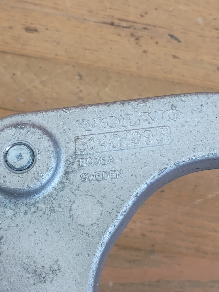 27年 ボルボV40 DBA-MB4154T エンジン下エンジンマウントブラケット（アーム）走行2.9万キロ_画像4